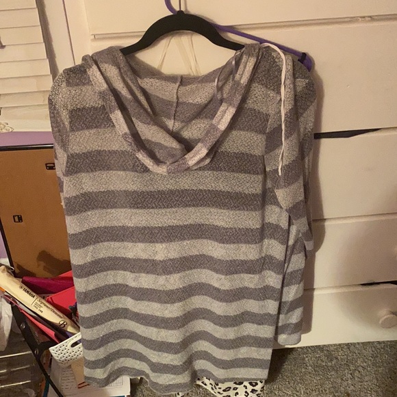 Gray striped cardigan - Picture 2 of 3